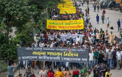 Leaders and activists of Jatiyatabadi Swechchasebak Dal (JSSD) hold a banner in BNP&rsquo;s procession with black flags in the capital on Friday, August 25, 2023. Photo: Mahmud Hossain Opu/Dhaka Tribune