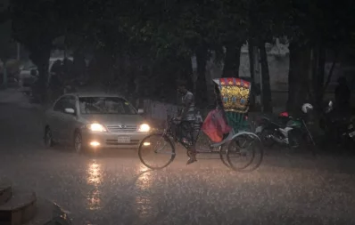 People drench in a heavy downpour in several parts of Dhaka on Monday, September 11, 2023. Photo: Mahmud Hossain Opu/Dhaka Tribune