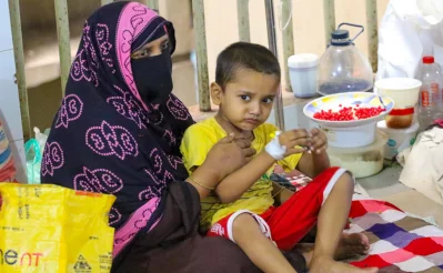 A child with his mother at the Mugda Medical College and Hospital on Saturday, September 16, 2023. Photo: Mehedi Hasan/Dhaka Tribune