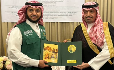 KSRELIEF Assistant Supervisor General for Planning and Development Dr Aqeel Al Ghamdi hands over a token of appreciation to Saudi Ambassador to Bangladesh Essa Youssef Essa Al Duhailan at the Saudi Volunteer Program (EBSAR) in Dhaka on Tuesday, October 3, 2023. Photo: Courtesy