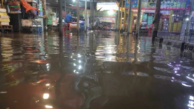 A fruit market is submerged in rainwater in Savar on Friday, October 6, 2023. Photo: Dhaka Tribune