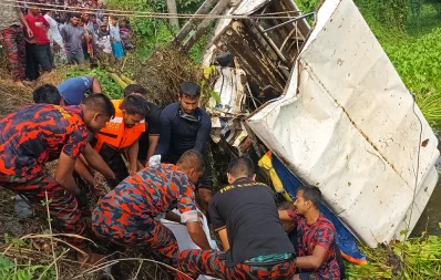 Fire service personnel recover dead bodies following an accident on the Dhaka-Aricha highway in Manikganj Sadar upazila of Manikganj on Wednesday, October 11, 2023. Photo: Dhaka Tribune