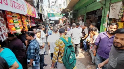 The image shows the gathering of BNP&rsquo;s activists in shops in an alley near BNP&rsquo;s central office in Naya Paltan on Saturday, October 14, 2023. Photo: Bangla Tribune