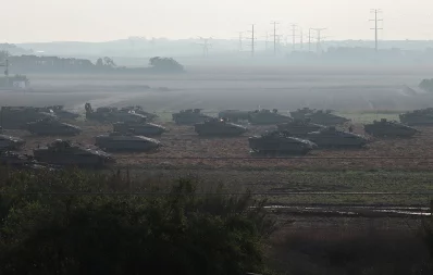Israeli tanks and military vehicles take position near Israel`s border with the Gaza Strip, in southern Israel, October 14, 2023. Photo: Reuters