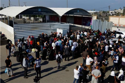 Palestinians with dual citizenship gather outside Rafah border crossing with Egypt in the hope of getting permission to leave Gaza, amid the ongoing Israeli-Palestinian conflict, in Rafah in the southern Gaza Strip on October 16, 2023. Photo: Reuters