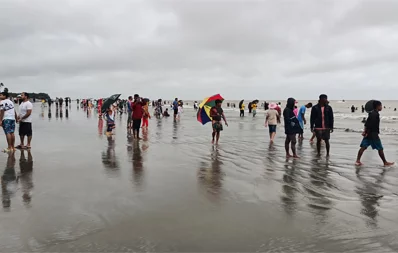 Tourists are seen enjoying at Kuakata beach amid the risk of cyclonic storm Hamoon on Tuesday, October 24, 2023. Photo: Dhaka Tribune