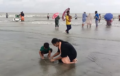 Tourists are seen enjoying at Kuakata beach amid the risk of cyclonic storm Hamoon on Tuesday, October 24, 2023. Photo: Dhaka Tribune
