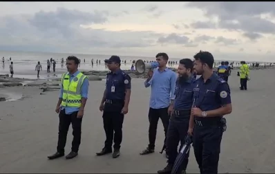 A tourist makes announcement for cyclonic storm Hamoon at Kuakata beach on Tuesday, October 24, 2023. Photo: Dhaka Tribune