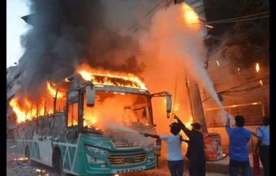 A bus was set on fire in Dhaka&rsquo;s Kakrail area on Saturday. Photo: Mehedi Hasan/Dhaka Tribune
