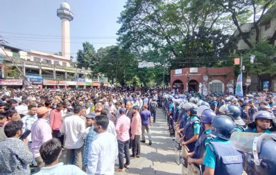 Police disperse leaders and activists of Jamaat-Shibir as they take position to the streets, demanding the fall of the government, at Arambagh intersection in Dhaka on Saturday, October 28, 2023. Photo: Mahmud Hossain Opu/Dhaka Tribune