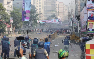 Naya Paltan area turns into a battleground amid clashes between police and BNP men on Saturday, October 28, 2023. Photo: Mehedi Hasan/ Dhaka Tribune