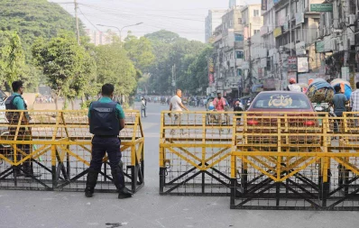Police block road to ensure security amid the Jamaat-Shibir&rsquo;s procession at Motijheel in Dhaka on Saturday, October 28, 2023. Photo: Mehedi Hasan/Dhaka Tribune