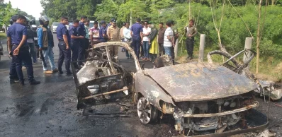 The image shows the torched private car in Rajshahi&rsquo;s Bagha upazila on Sunday. Photo: Dhaka Tribune