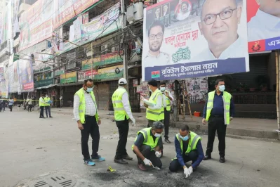 A crime scene unit carries out an investigation in front of BNP’s Naya Paltan central office on Sunday morning, October 29, 2023. Photo: Mehedi Hasan/ Dhaka Tribune 