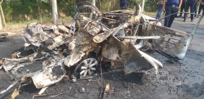 The image shows the torched private car in Rajshahi&rsquo;s Bagha upazila on Sunday. Photo: Dhaka Tribune