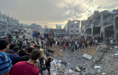 Palestinians search for casualties at the site of Israeli strikes on houses in Jabalia refugee camp in the northern Gaza Strip on October 31, 2023. Photo: Reuters