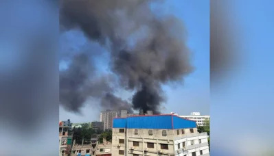 Smoke billows from the hospital at Kaliakoir upazila in Gazipur on Tuesday, October 31, 2023. Photo: Dhaka Tribune