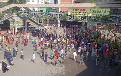 Garment workers stage a protest for the second consecutive day at Mirpur 10 in Dhaka on Wednesday, November 1, 2023. Photo: Dhaka Tribune