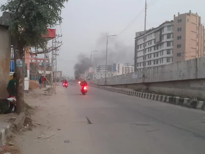The image shows a tyre burning on Dhaka-Tangail highway in Gazipur on Wednesday, November 8, 2023. Photo: Dhaka Tribune