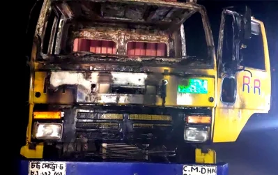 A vehicle is torched in Bogra on Wednesday, November 15, 2023. Photo: Dhaka Tribune