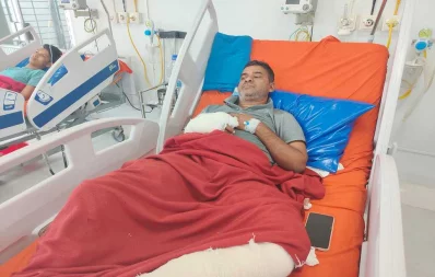 An arson attack survivor taking treatment at a hospital. Photo: Dhaka Tribune