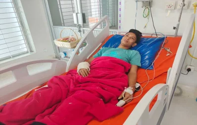 An arson attack survivor taking treatment at a hospital. Photo: Dhaka Tribune