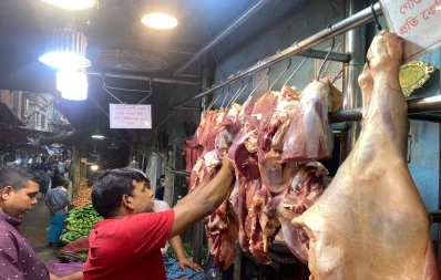 The image shows sellers showcasing beef for sale at a kitchen market in Dhaka. Photo: Alimuzzaman Safwan/Dhaka Tribune