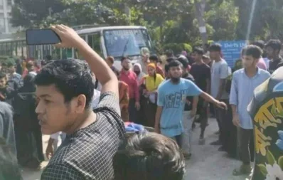 The injured garment workers in Comilla`s Chauddagram are taken to hospital on Saturday, December 2, 2023. Photo: Bangla Tribune