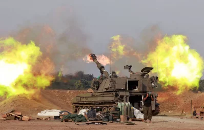 An Israeli army self-propelled artillery howitzer fires rounds from a position near the border with the Gaza Strip on December 7, 2023. Photo: AFP
