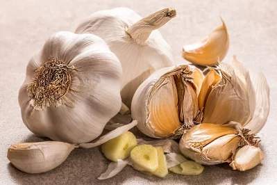 The image shows some garlic. Photo: Pixabay