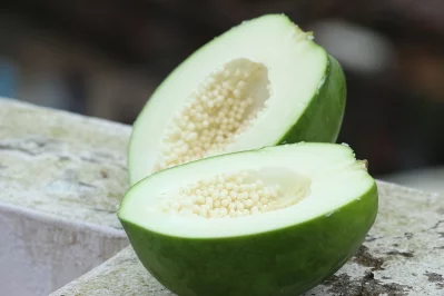 The image shows some raw papaya. Photo: Pixabay