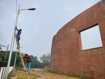 Electricians are installing a CCTV camera on a pole on the Martyred Intellectuals Memorial premises in the capital’s Rayerbazar on Wednesday, December 13, 2023. Photo: Bangla Tribune