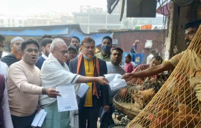 BNP Senior Joint Secretary General Advocate Ruhul Kabir Rizvi distribute leaflet in the kitchen market of Sector 11, Uttara in Dhaka on Friday, December 22, 2023. Photo: Bangla Tribune