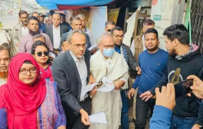 BNP Senior Joint Secretary General Advocate Ruhul Kabir Rizvi distribute leaflets in a kitchen market in Dhaka on Saturday, December 23, 2023. Photo: Bangla Tribune
