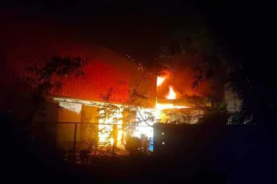 A fire breaks out at a jute mill in Khulna on Monday night. December 25, 2023. Photo: Dhaka Tribune