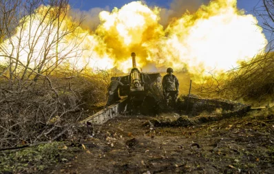 File photo: A Ukrainian soldier of an artillery unit fires towards Russian positions outside Bakhmut on November 8, 2022. Photo: AFP