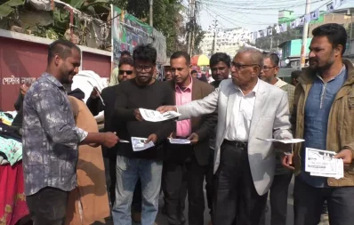 Jatiya Party candidate Advocate Mahbub Alam Bachchu distributes leaflet at Mujib Road in Jessore on Thursday, December 28, 2023. Photo: Dhaka Tribune
