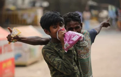 Street children sniff glue in Mitford area of Dhaka. Photo: Mahmud Hossain Opu/Dhaka Tribune