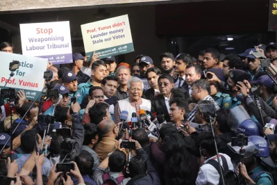 Nobel laureate Dr Muhammad Yunus talks to journalists at Dhaka Labour Court 3 on Monday, January 1, 2024. Photo: Mahmud Hossain Opu/Dhaka Tribune