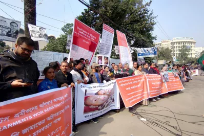 Victims of arson attacks and their families on Wednesday hold a civic rally in front of the National Museum in Shahbagh, January 3, 2024. Photo: Mahmud Hossain Opu/Dhaka Tribune