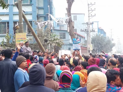 The image shows a group of garment workers staging a protest program in Gazipur on Thursday, January 11, 2024. Photo: Dhaka Tribune 