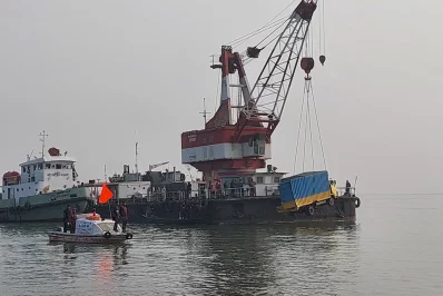 A rescue team works to retrieve trucks from the river after the ferry sank in the Padma River near Manikganj with nine trucks on board, on Wednesday, January 17, 2024. Photo: Dhaka Tribune