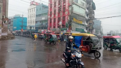 The image shows the presence of easy bikes amid rain in Khulna on Thursday morning, January 18, 2024. Photo: Dhaka Tribune