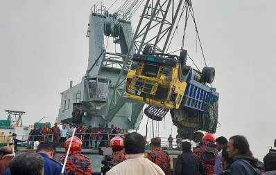 Rescue ship Rustom recovers a truck that sank with the ferry Rajanigandha in the Padma River on Thursday, January 18, 2024. Photo: Dhaka Tribune