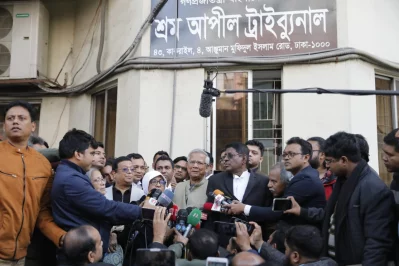 Dr Muhammad Yunus speaks to reporters following a bail granted to him by the Labour Appellate Tribunal in Dhaka on Sunday, January 28, 2024. Photo: Mahmud Hossain Opu/Dhaka Tribune
