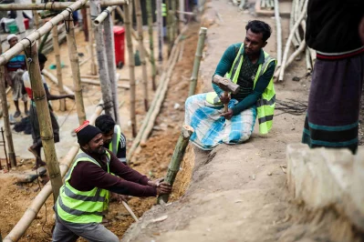To create a more resilient camp environment, volunteers are stabilizing hundreds of metres of slope in the fire-affected zone. Photo: Fahima Tajrin/UNHCR