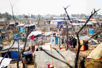 Despite offers of emergency safe shelters, some families set up makeshift tents on the ashes of their shelter plots, wanting to stay close to ‘home.’ Photo: Fahima Tajrin/UNHCR