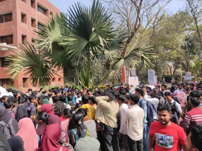 Students and teachers of Jahangirnagar University (JU) stage a protest demanding justice over a rape that took place inside the campus on Sunday, February 4, 2024. Photo: Dhaka Tribune