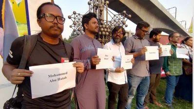 Media workers and activists gather at Saarc Fountain in Karwan Bazar in Dhaka marking International Day of Solidarity in support of Palestinian journalists, on Monday, February 26, 2024. Photo: Mahmud Hossain Opu/Dhaka Tribune