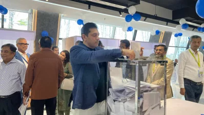 A member casts his vote at the biyearly elections of the Bangladesh Garment Manufacturers and Exporters Association (BGMEA) on Saturday, March 9, 2024. Photo: Courtesy